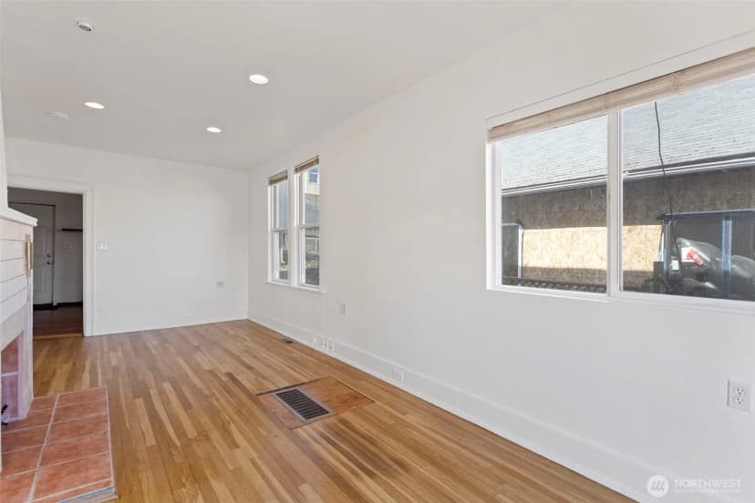 Property photo for 913 24th Avenue E, Seattle photo 16