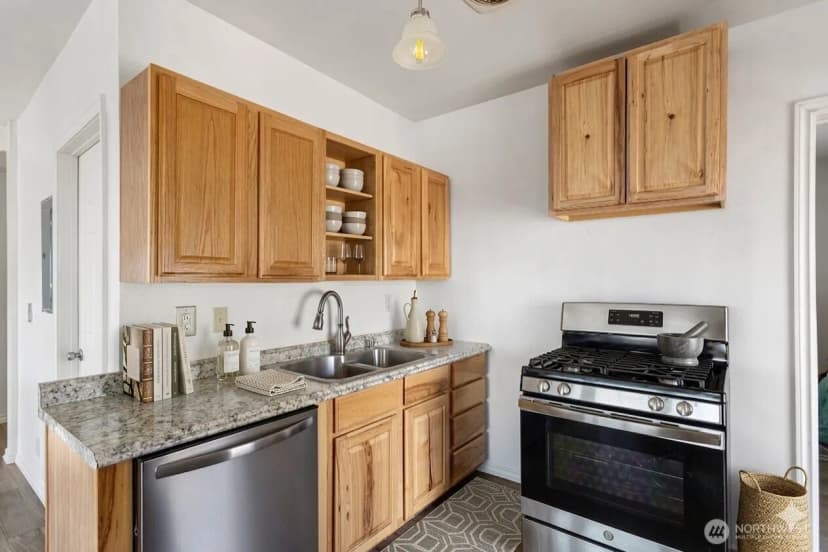 Property photo for 913 24th Avenue E, Seattle photo 8