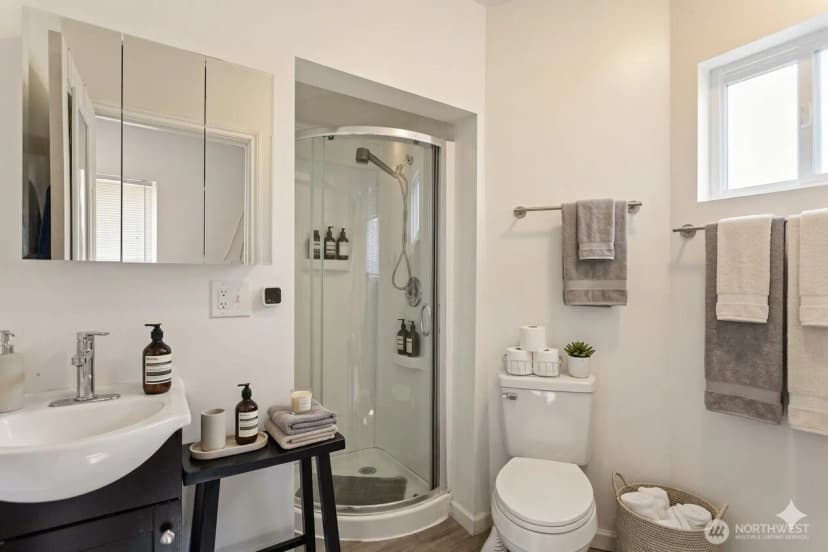 Property photo for 913 24th Avenue E, Seattle photo 11
