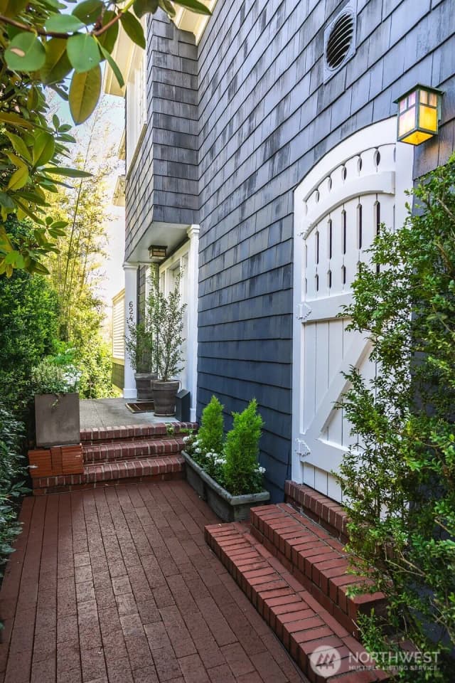 Property photo for 624 35th Avenue, Seattle photo 2