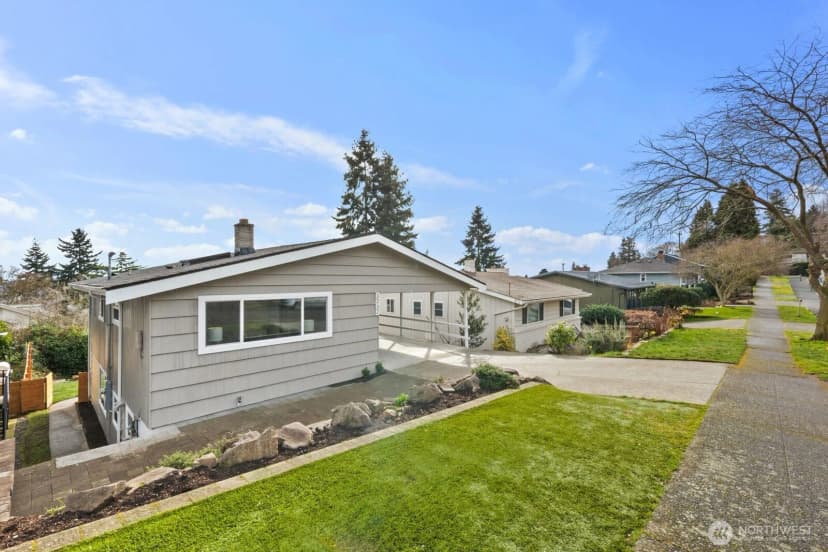 Property photo for 3232 26th Avenue W, Seattle photo 2
