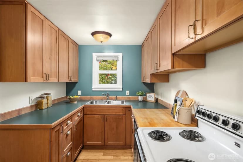 Property photo for 548 Ne 102nd Street, Seattle photo 8