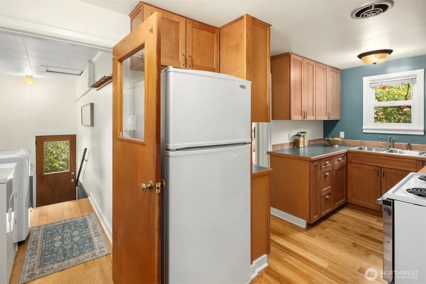 Property photo for 548 Ne 102nd Street, Seattle photo 7