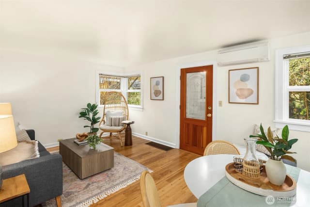 Property photo for 548 Ne 102nd Street, Seattle photo 3