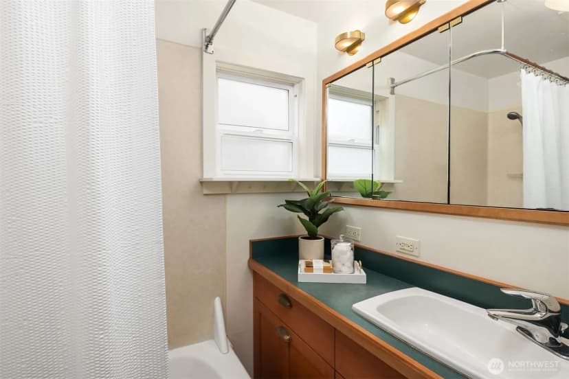 Property photo for 548 Ne 102nd Street, Seattle photo 13