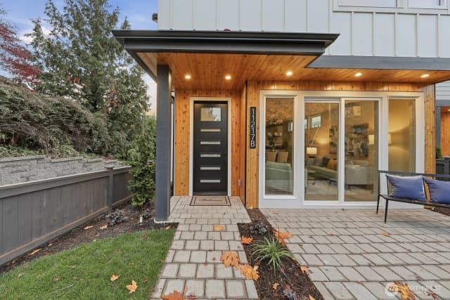 Property photo for 11217 Ne 95th Street #b, Kirkland photo 3