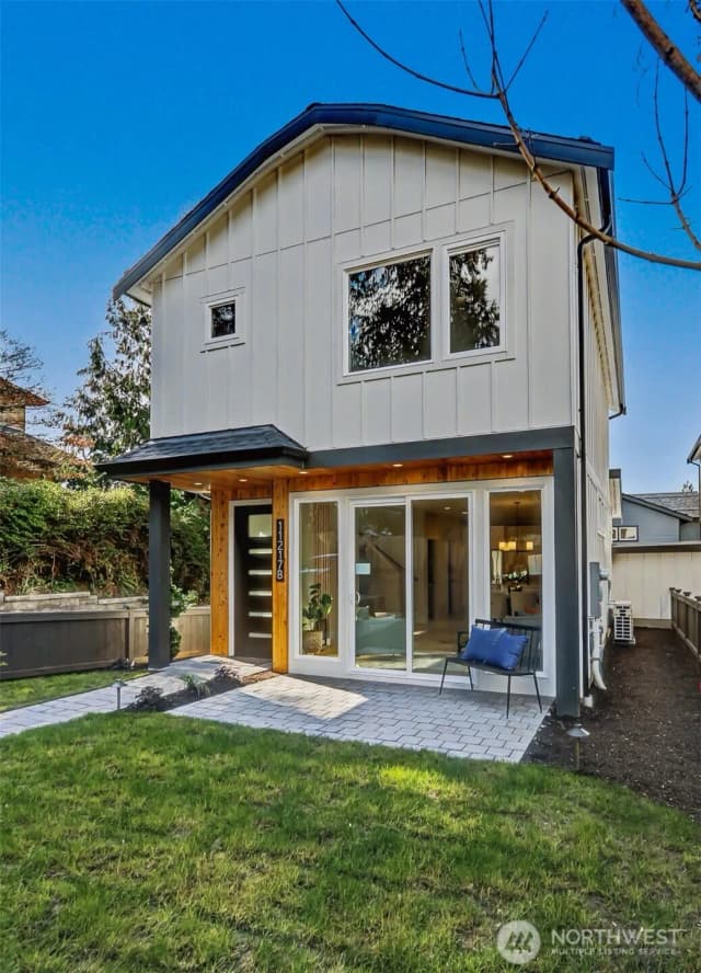 Property photo for 11217 Ne 95th Street #b, Kirkland photo 2