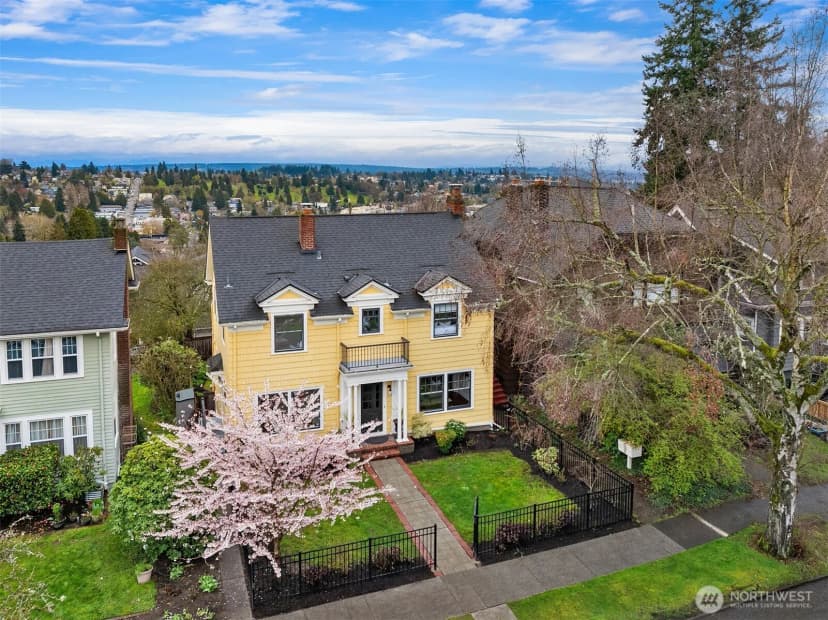 Property photo for 5260 18th Avenue Ne, Seattle photo 2