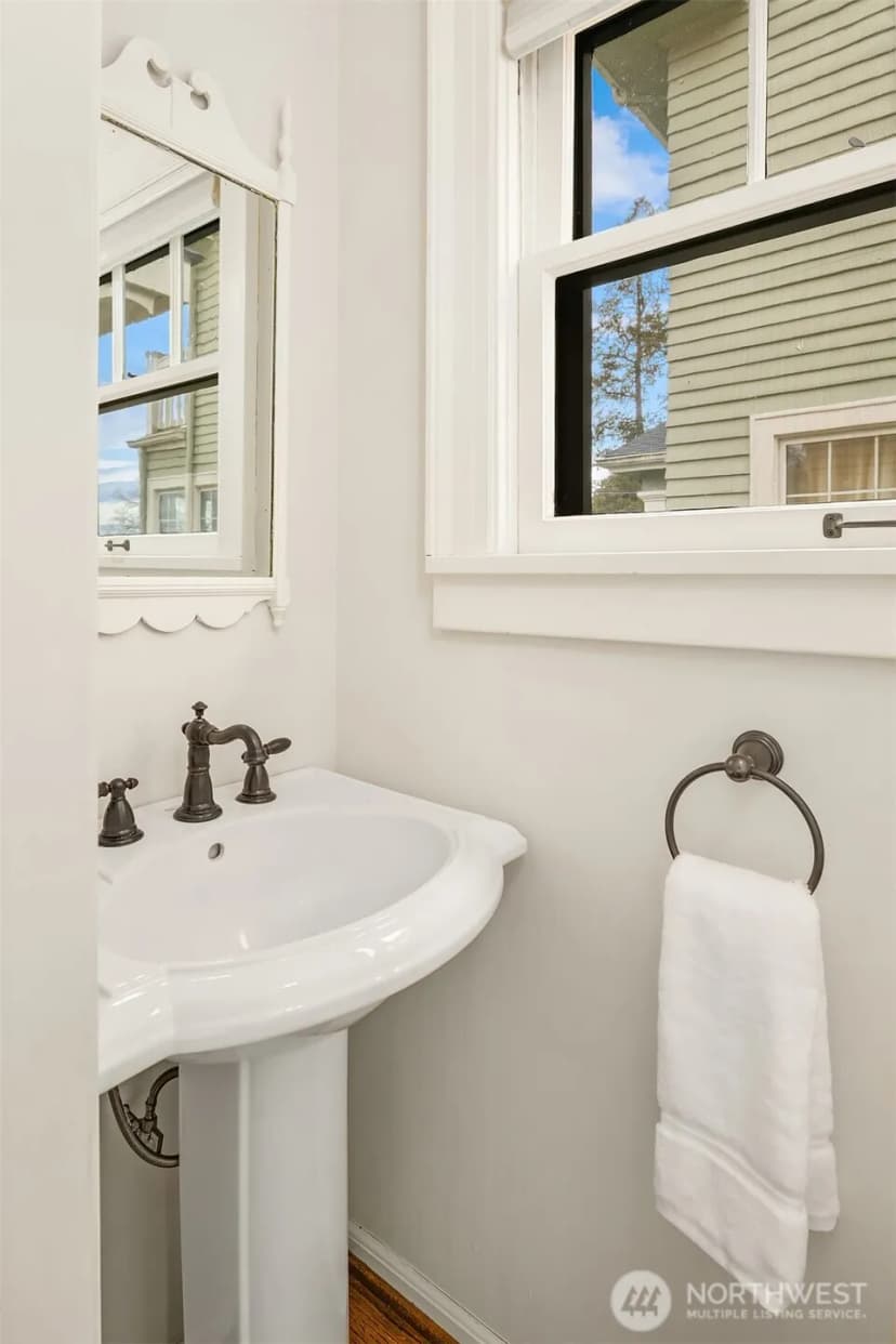 Property photo for 5260 18th Avenue Ne, Seattle photo 17