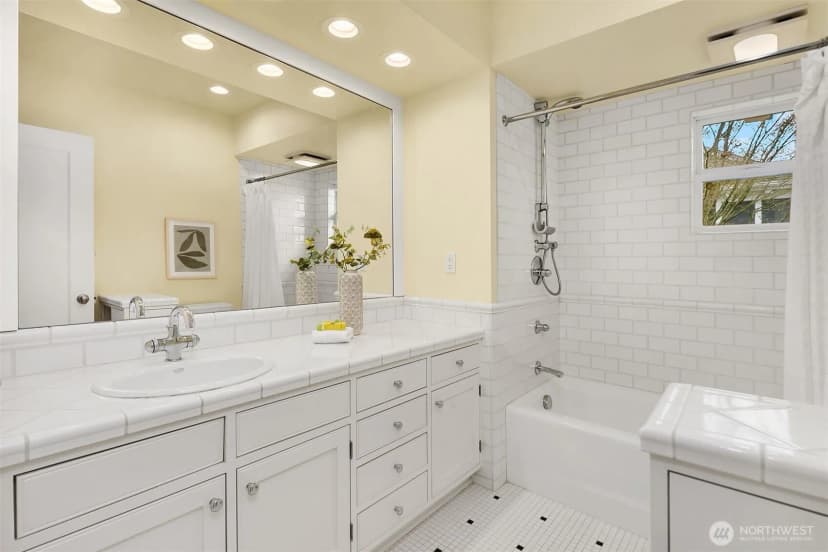 Property photo for 360 Highland Drive, Seattle photo 23