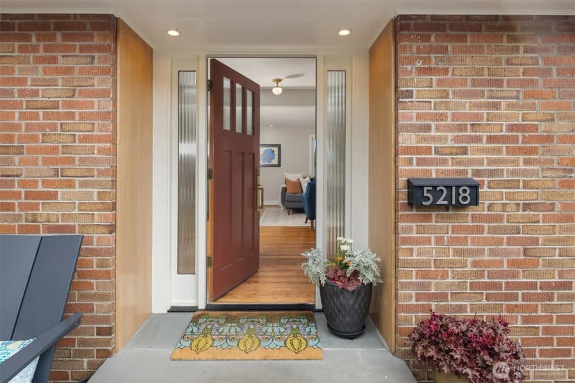 Property photo for 5218 Ivanhoe Place Ne, Seattle photo 6