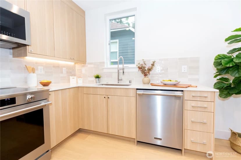 Property photo for 1530 25th Ave #b, Seattle photo 5