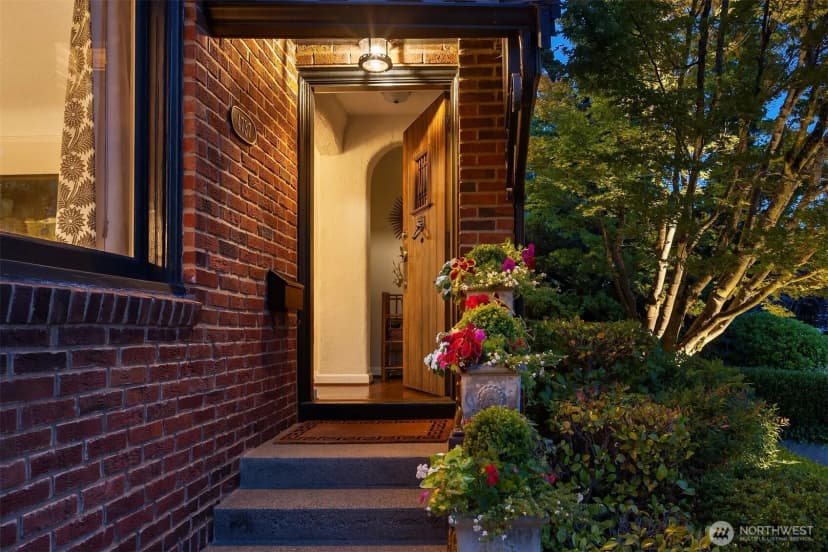 Property photo for 4737 46th Avenue Ne, Seattle photo 2