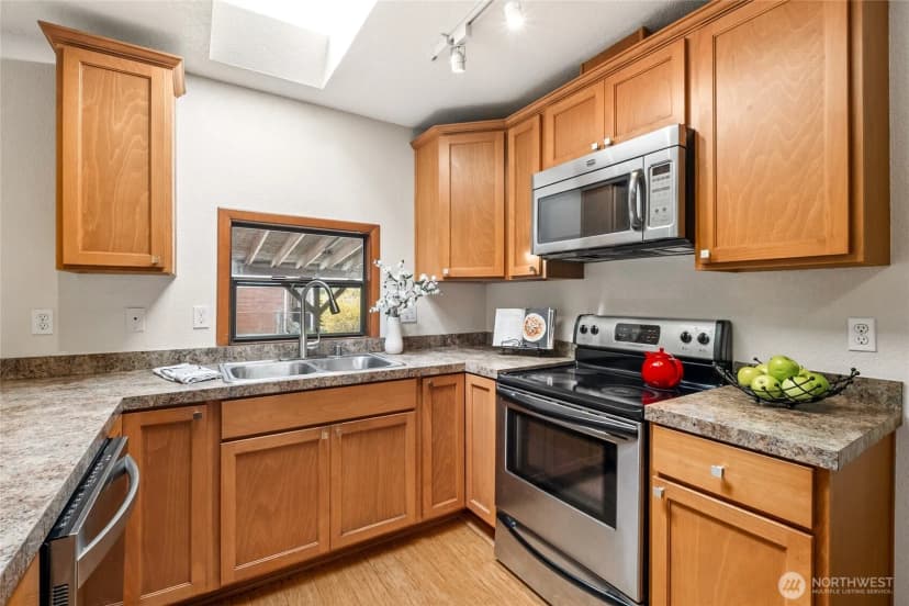 Property photo for 14235 6th Avenue Sw, Burien photo 6