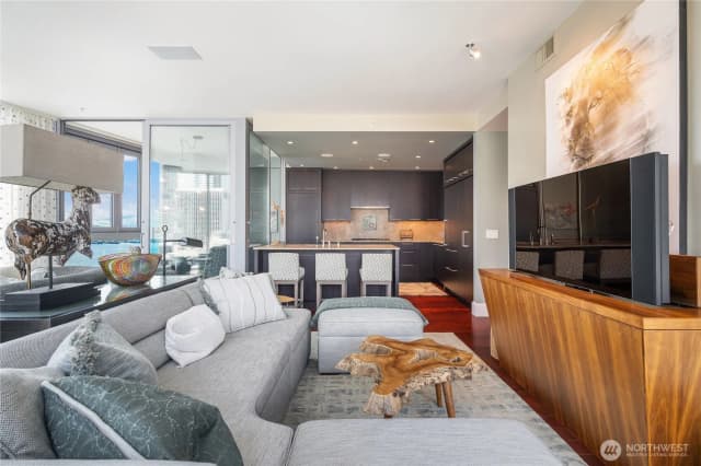Property photo for 1521 2nd Avenue #1602, Seattle photo 3