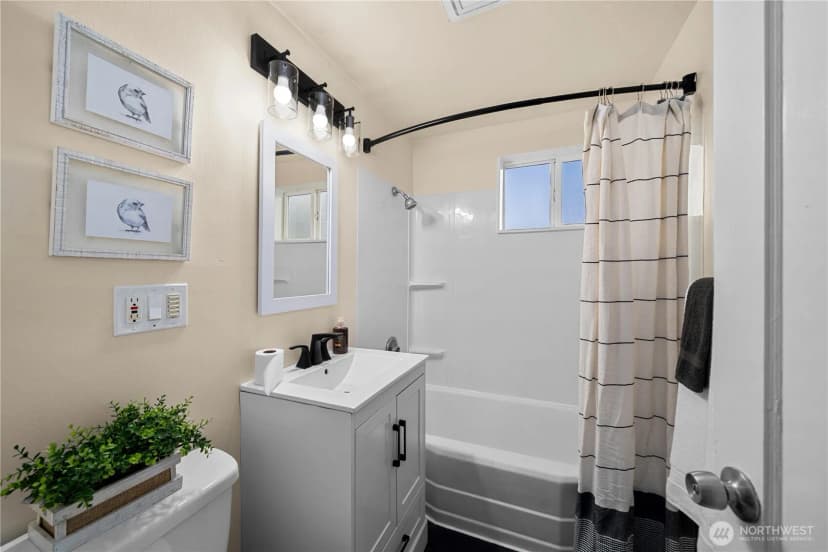 Property photo for 13856 37th Avenue S, Tukwila photo 19