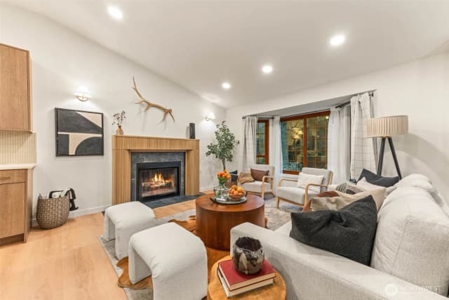Property photo for 15817 Se Newport Way, Bellevue photo 3