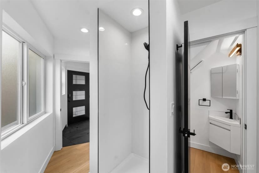 Property photo for 4047 25th Avenue W, Seattle photo 14