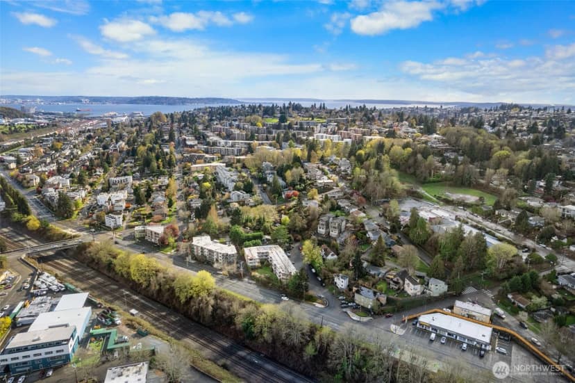 Property photo for 4047 25th Avenue W, Seattle photo 31
