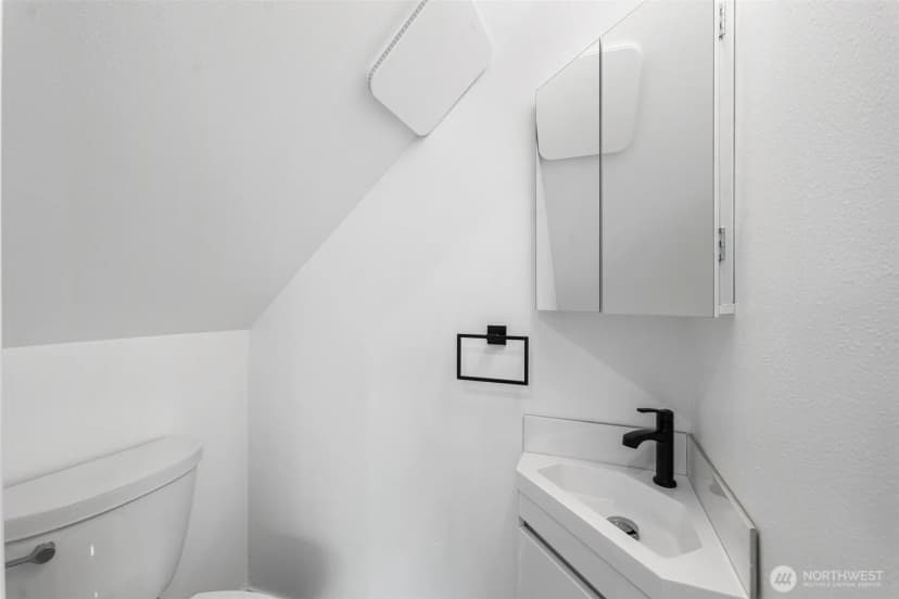 Property photo for 4047 25th Avenue W, Seattle photo 11