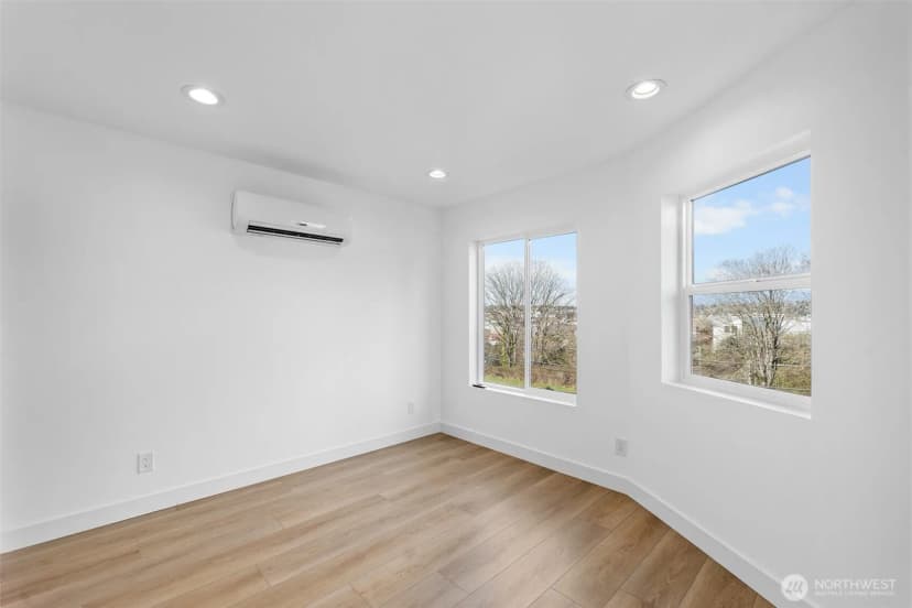 Property photo for 4047 25th Avenue W, Seattle photo 19