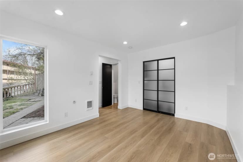 Property photo for 4047 25th Avenue W, Seattle photo 16