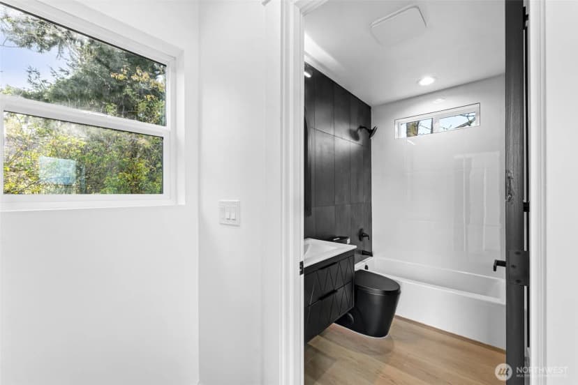 Property photo for 4047 25th Avenue W, Seattle photo 10