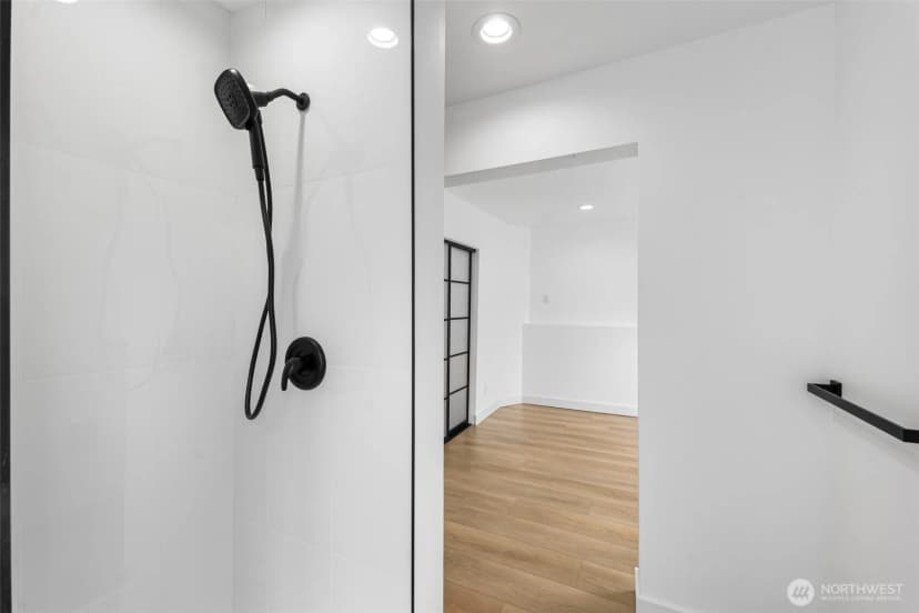 Property photo for 4047 25th Avenue W, Seattle photo 13