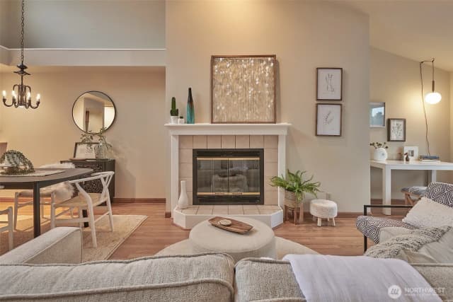 Property photo for 909 N 35th Street #402, Seattle photo 2