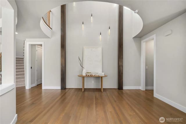 Property photo for 10933 Ne 60th Street, Kirkland photo 3