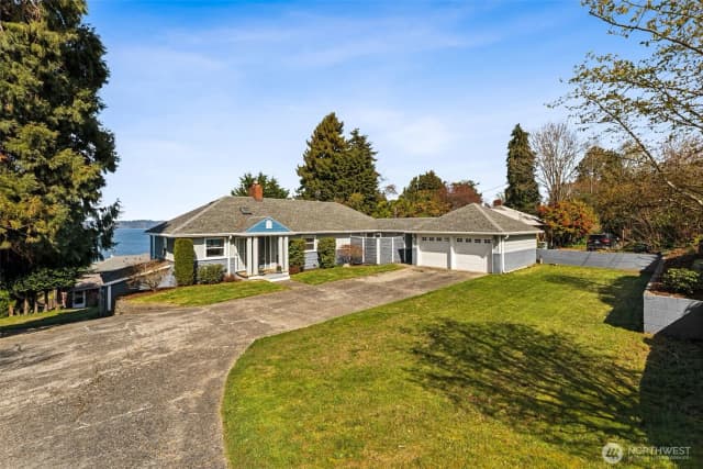 Property photo for 8424 East Side Drive Ne, Tacoma photo 3