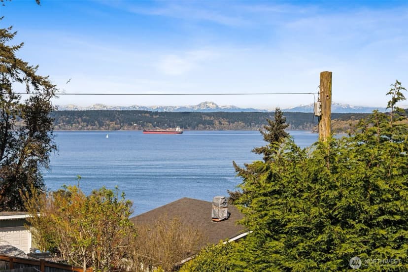 Property photo for 8424 East Side Drive Ne, Tacoma photo 32