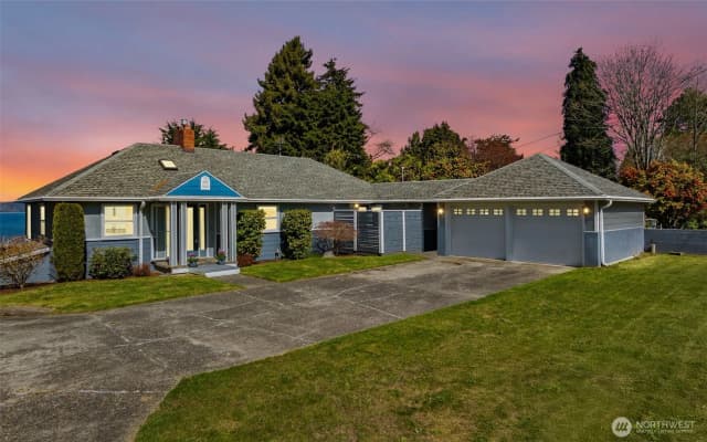 Property photo for 8424 East Side Drive Ne, Tacoma photo 2