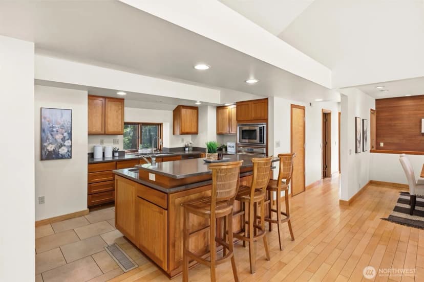 Property photo for 17055 37th Avenue Ne, Lake Forest Park photo 12