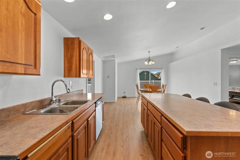 Property photo for 715 Ne Hilltop Avenue, Quincy photo 8