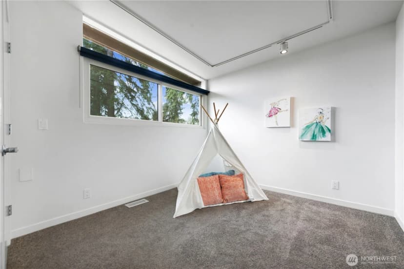 Property photo for 16 Wembley Lane, Mercer Island photo 16