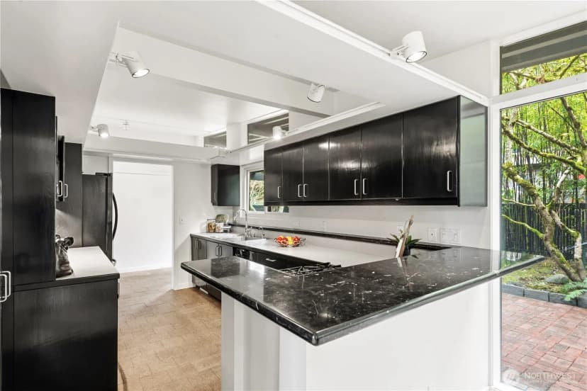 Property photo for 16 Wembley Lane, Mercer Island photo 11
