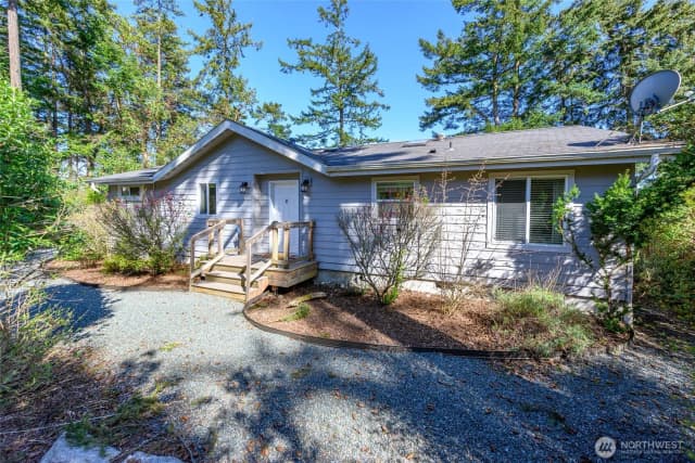 Property photo for 215 S Harrington Lagoon Road, Coupeville photo 2