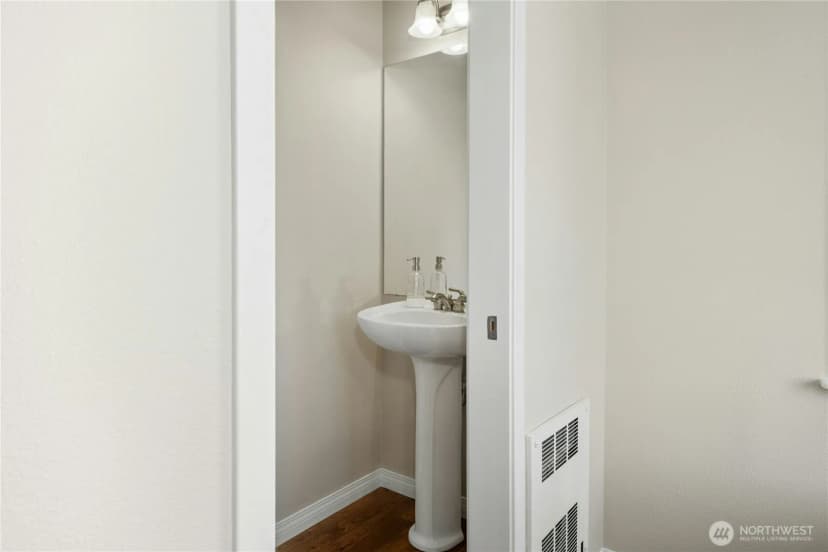 Property photo for 527 Pilchuck Path, Everett photo 16