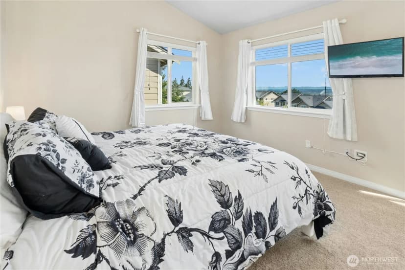 Property photo for 527 Pilchuck Path, Everett photo 18