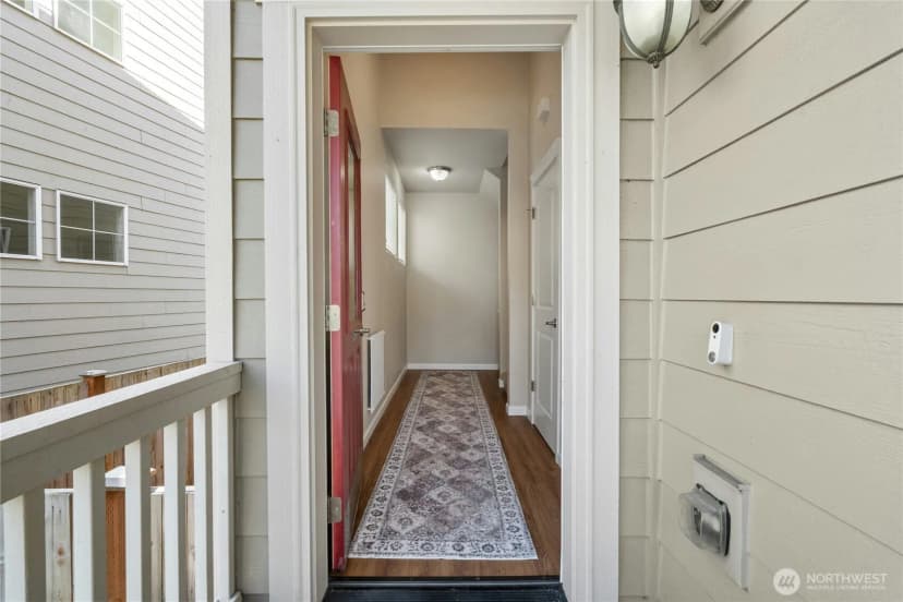 Property photo for 527 Pilchuck Path, Everett photo 7