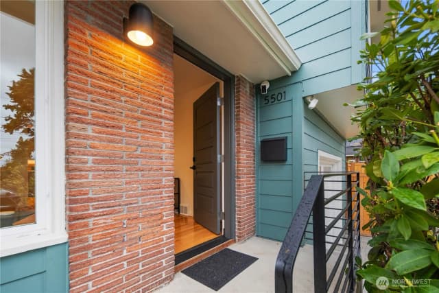 Property photo for 5501 37th Avenue Ne, Seattle photo 3