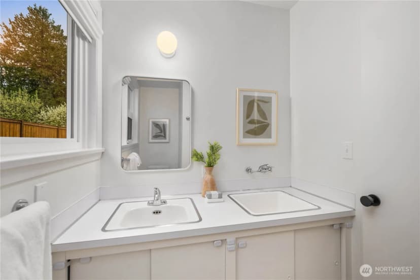 Property photo for 5501 37th Avenue Ne, Seattle photo 24