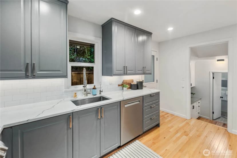 Property photo for 5501 37th Avenue Ne, Seattle photo 11