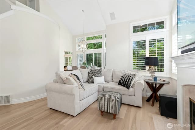 Property photo for 11629 E Oakmont Drive, Mukilteo photo 4