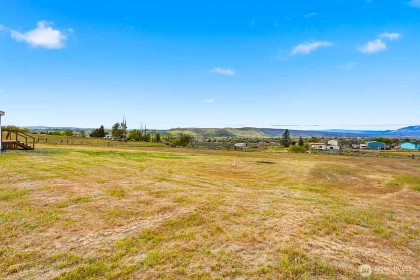 Property photo for 671 Hull Road, Selah photo 8