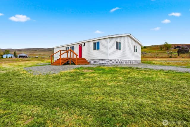 Property photo for 671 Hull Road, Selah photo 3