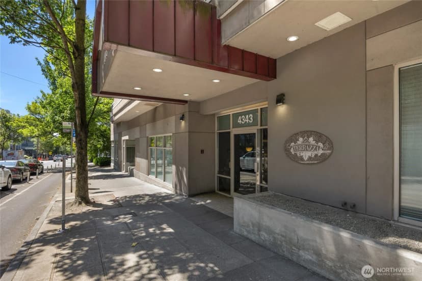 Property photo for 4343 Roosevelt Way Ne #401, Seattle photo 2