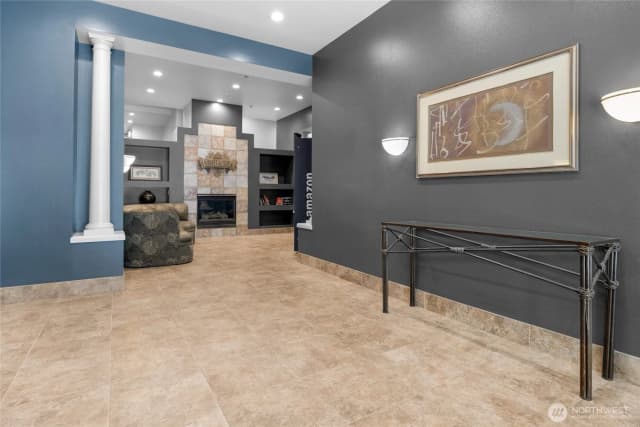 Property photo for 4343 Roosevelt Way Ne #401, Seattle photo 3