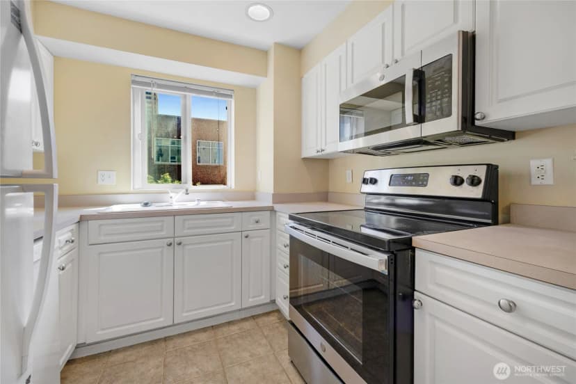 Property photo for 4343 Roosevelt Way Ne #401, Seattle photo 14